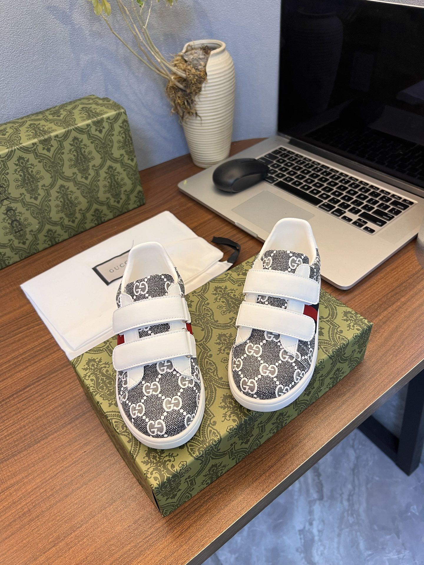 Children's shoes child